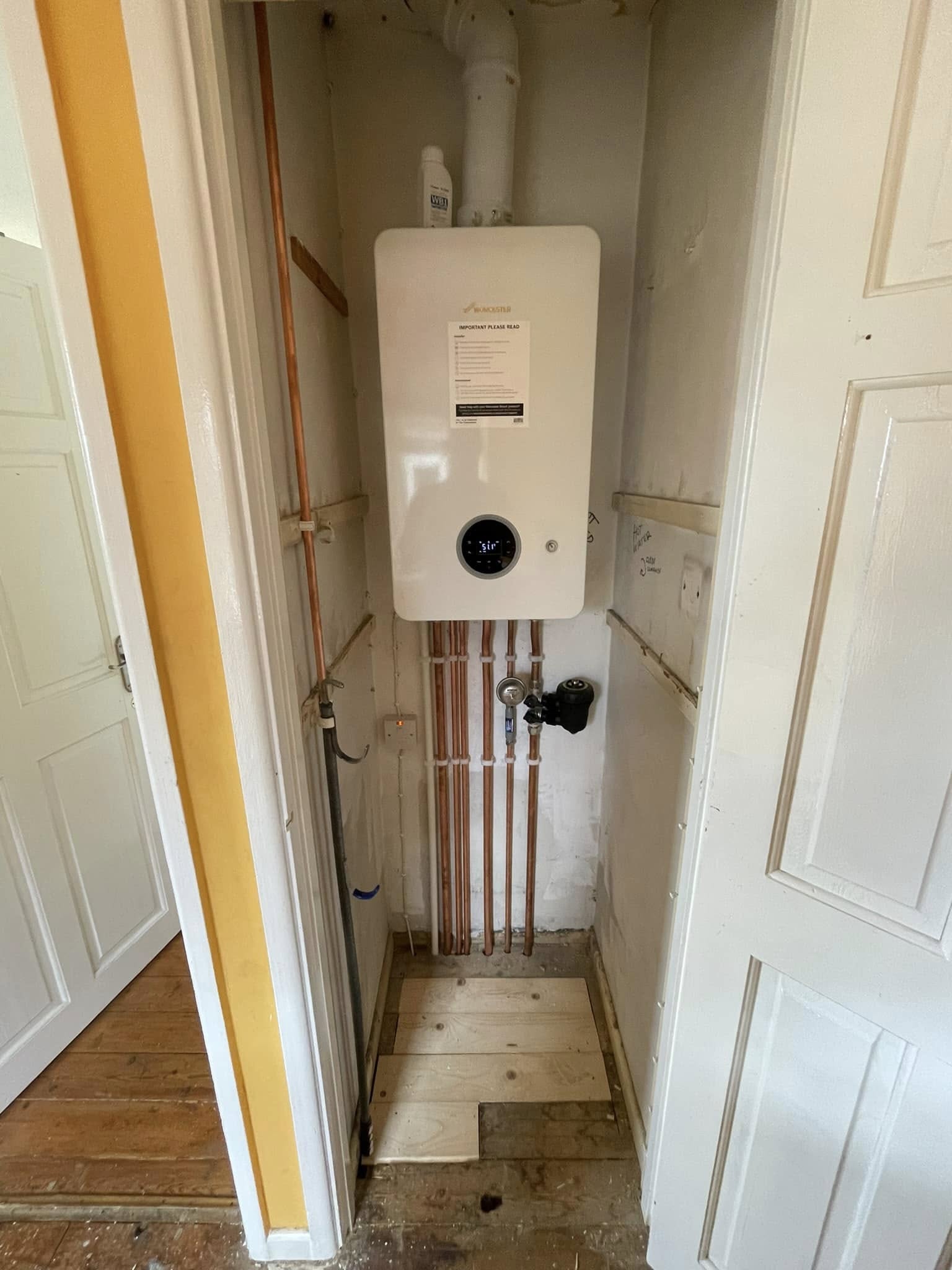 Wall-mounted boiler with organised copper pipework